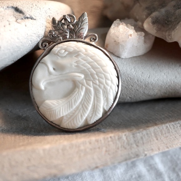 BALI Goddess carved bone EAGLE pendant - Picture 2 of 6